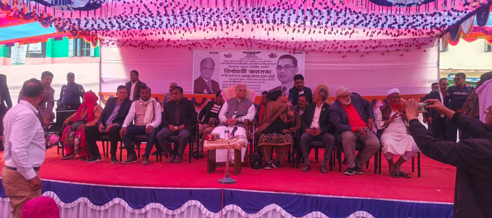দুমকি একে বিদ্যালয় মাঠে ধানের শীষে ভোট চাইলেন আলতাফ হোসেন চৌধুরী