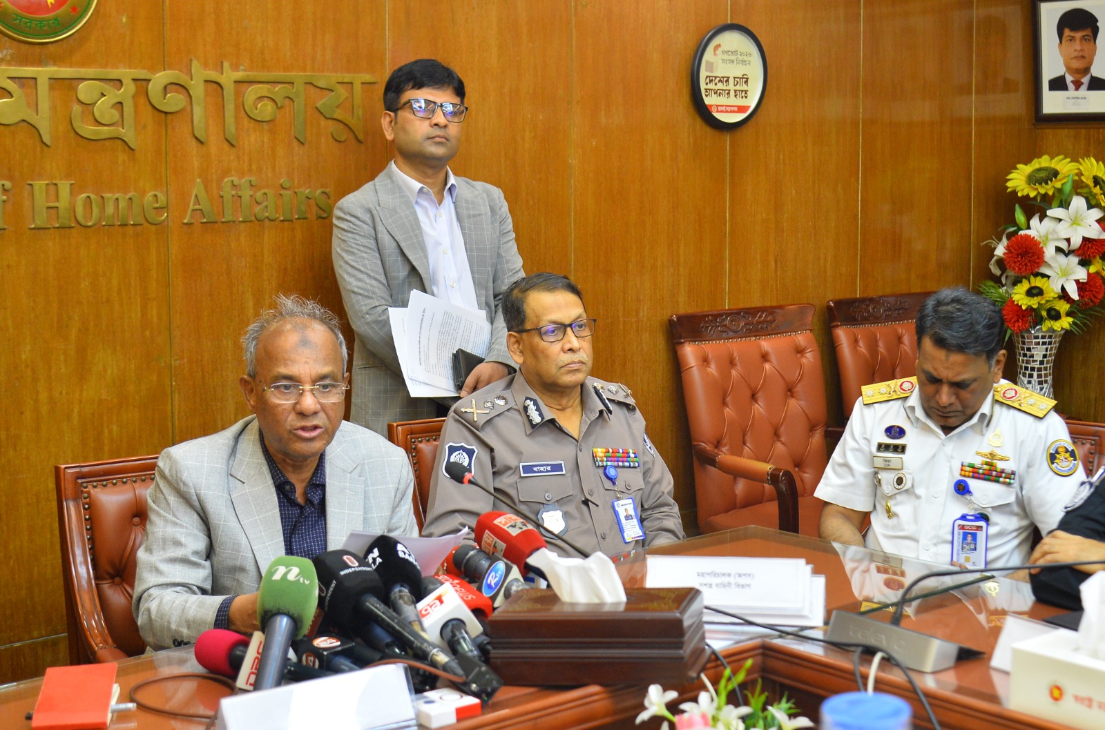 নির্বাচনি প্রচারণাকালে অনাকাঙ্ক্ষিত ঘটনা রোধে আইনশৃঙ্খলা বাহিনীকে সজাগ থাকার নির্দেশ স্বরাষ্ট্র উপদেষ্টার