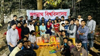 জবিতে মন্দির নির্মাণের দাবিতে দিনভর অবস্থান কর্মসূচি: প্রশাসনের সাড়া না পেয়ে শিক্ষার্থীদের স্বউদ্যোগে ভিত্তিপূজা ও উদ্বোধন