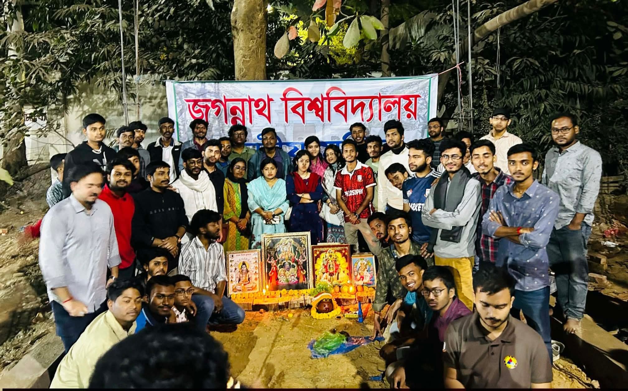 জবিতে মন্দির নির্মাণের দাবিতে দিনভর অবস্থান কর্মসূচি: প্রশাসনের সাড়া না পেয়ে শিক্ষার্থীদের স্বউদ্যোগে ভিত্তিপূজা ও উদ্বোধন
