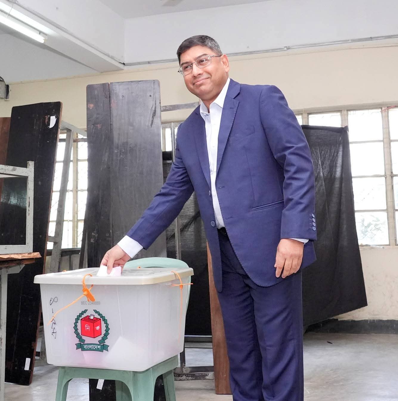 ত্রয়োদশ জাতীয় সংসদ নির্বাচনে আদমজী ক্যান্টনমেন্ট কলেজে সেনাবাহিনী প্রধানের ভোট প্রদান
