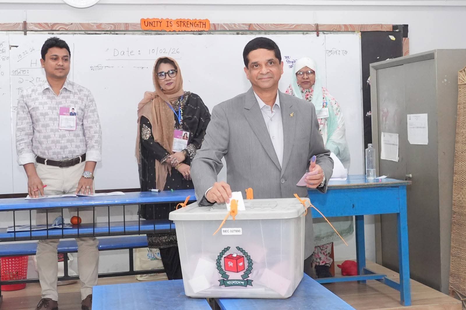 ত্রয়োদশ জাতীয় সংসদ নির্বাচনে বিএএফ শাহীন কলেজ কেন্দ্রে বিমান বাহিনী প্রধানের ভোট প্রদান