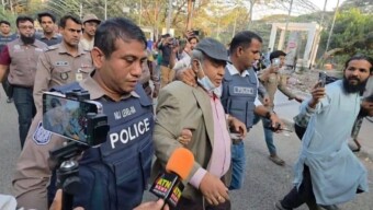 ধানমন্ডি ৩২-এ শ্রদ্ধা জানাতে গিয়ে ঢাবি শিক্ষক ড. জামাল উদ্দীন বাধার মুখে, তিনজনকে হেফাজতে নিয়েছে পুলিশ