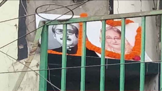 দেড় বছর পর খুলনায় আওয়ামী লীগ কার্যালয়ে নেতাকর্মীদের প্রবেশ: জাতীয় পতাকা উত্তোলন ও শ্রদ্ধা নিবেদন
