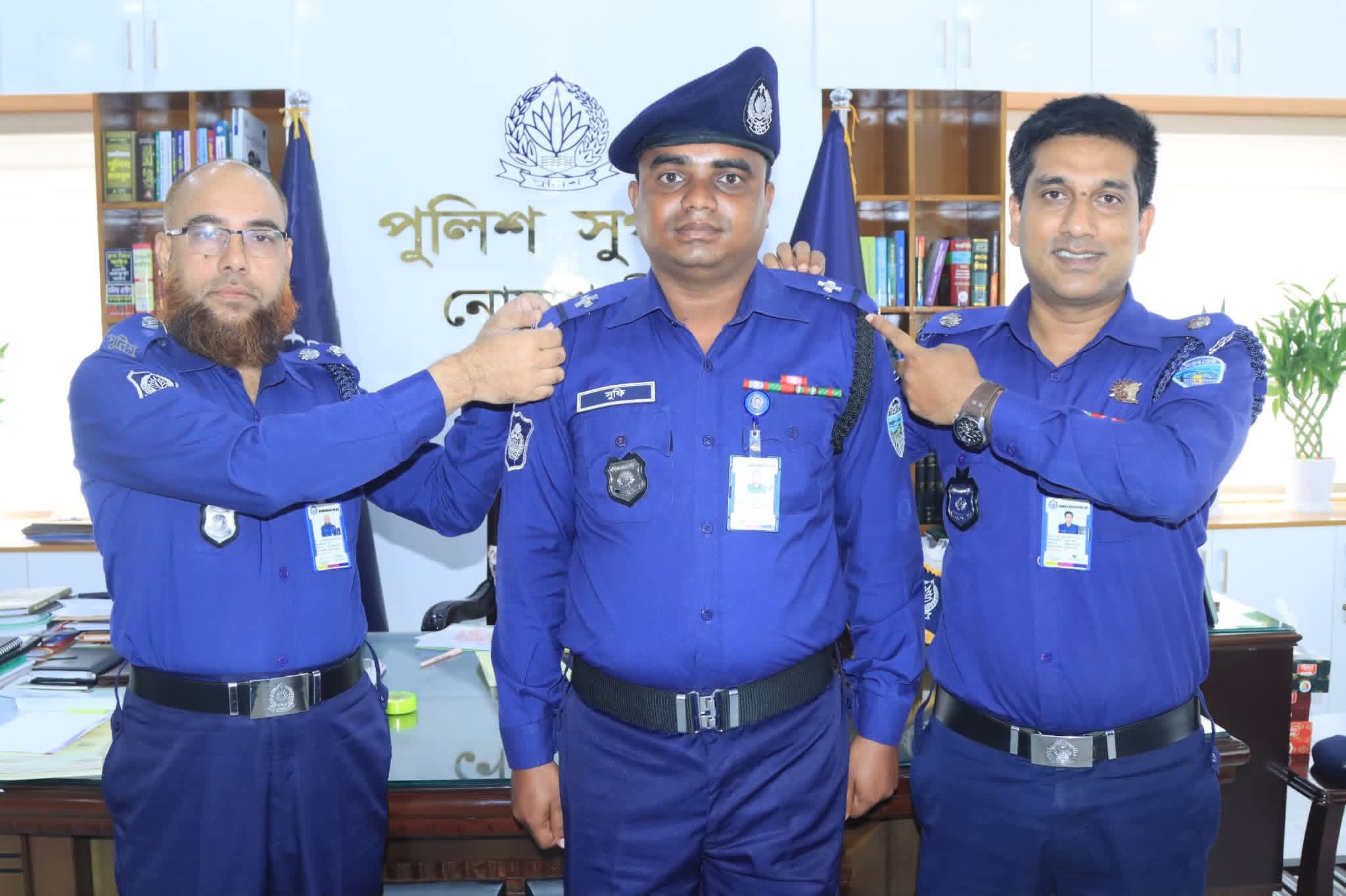 বিভাগীয় পদোন্নতি প্রাপ্ত ০১(এক) জন পুলিশ সদস্যকে র‍্যাংক ব্যাজ পরিয়ে দিলেন পুলিশ সুপার, নোয়াখালী