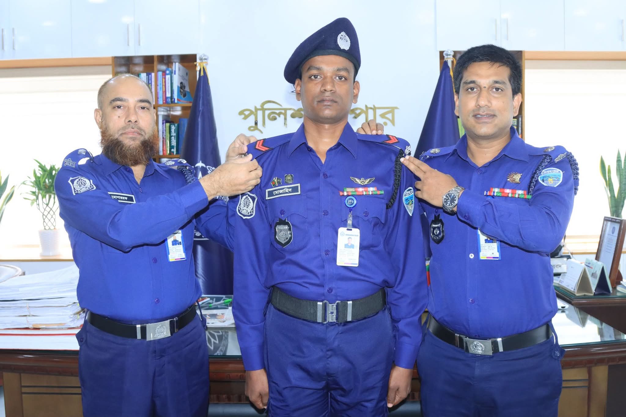 বিভাগীয় পদোন্নতি প্রাপ্ত ০১(এক) জন পুলিশ সদস্যকে র‍্যাংক ব্যাজ পরিয়ে দিলেন পুলিশ সুপার, নোয়াখালী