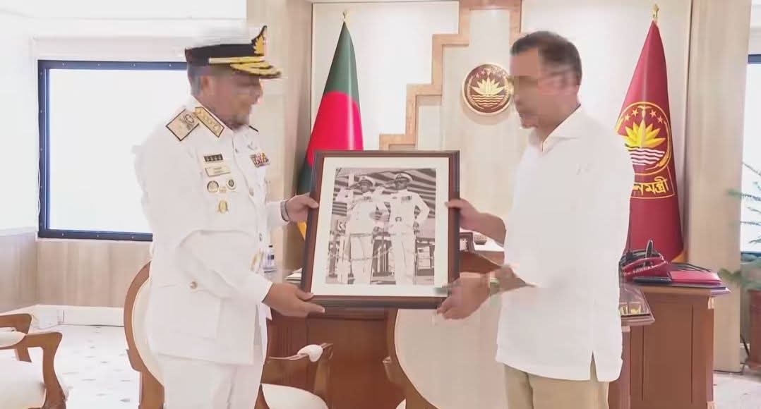 প্রধানমন্ত্রী তারেক রহমানের সাথে নৌবাহিনী প্রধান অ্যাডমিরাল এম নাজমুল হাসানের সৌজন্য সাক্ষাৎ