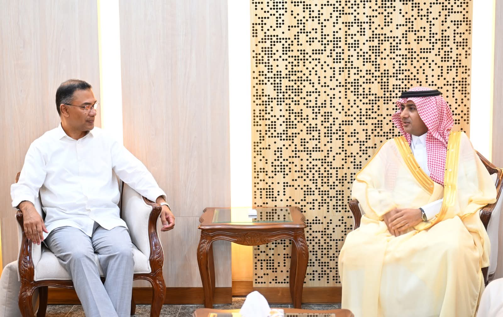 প্রধানমন্ত্রী তারেক রহমানের সাথে সৌদি রাষ্ট্রদূতের সৌজন্য সাক্ষাৎ: দ্বিপাক্ষিক সম্পর্ক সুদৃঢ় করার অঙ্গীকার