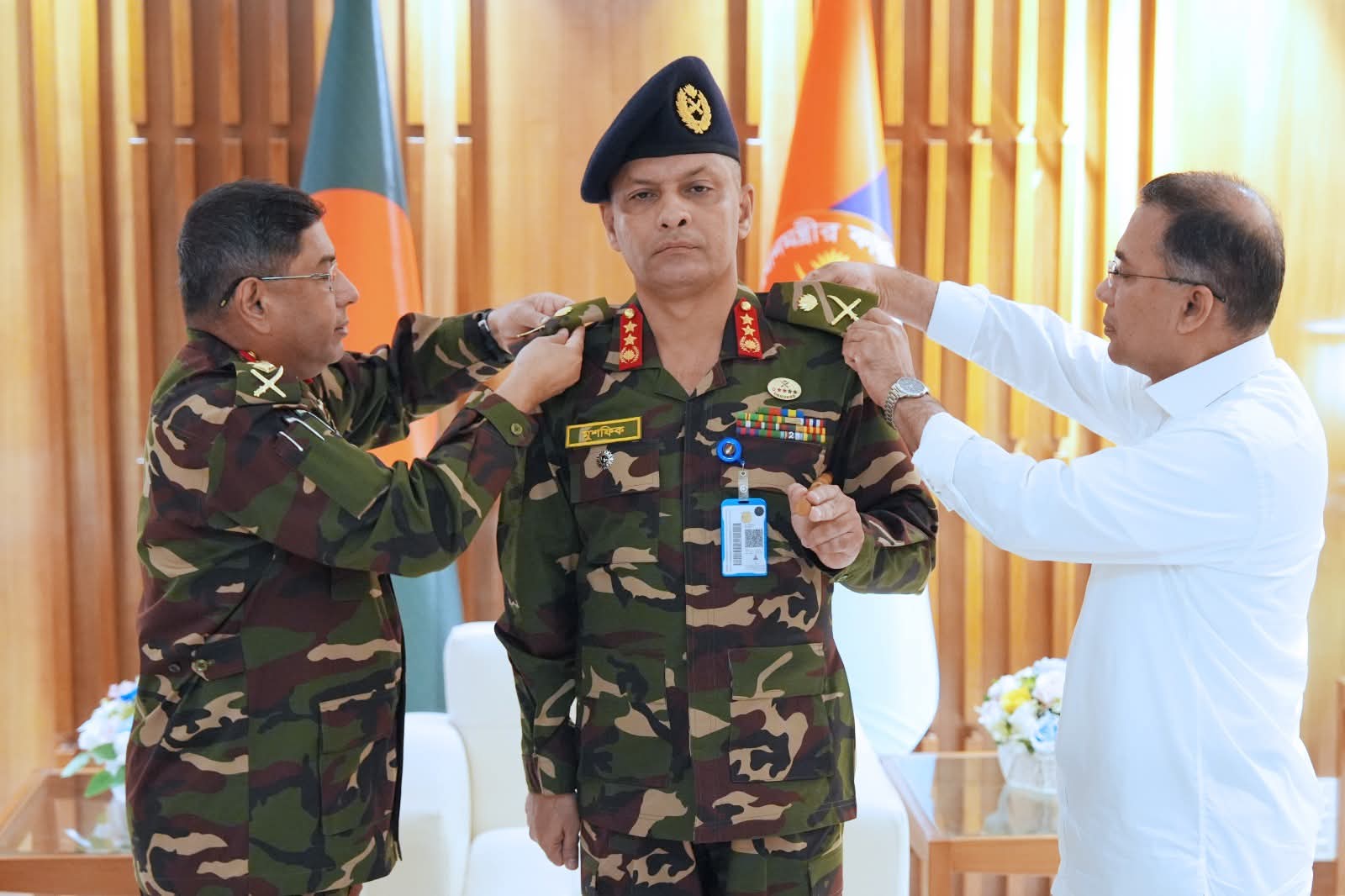 সশস্ত্র বাহিনী বিভাগে প্রথমবারের মতো অফিস করলেন প্রধানমন্ত্রী তারেক রহমান; দুই সেনা কর্মকর্তাকে র‌্যাঙ্ক ব্যাজ প্রদান