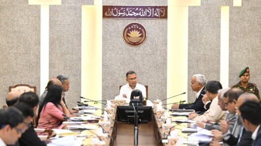 মাননীয় প্রধানমন্ত্রী জনাব তারেক রহমান আজ ২৪ ফেব্রুয়ারি ২০২৬, মঙ্গলবার, বাংলাদেশ সচিবালয়ের মন্ত্রী পরিষদ বিভাগের সম্মেলন কক্ষে ‘ফ্যামিলি কার্ড’ বিষয়ক সভায় স্বাক্ষর করেন