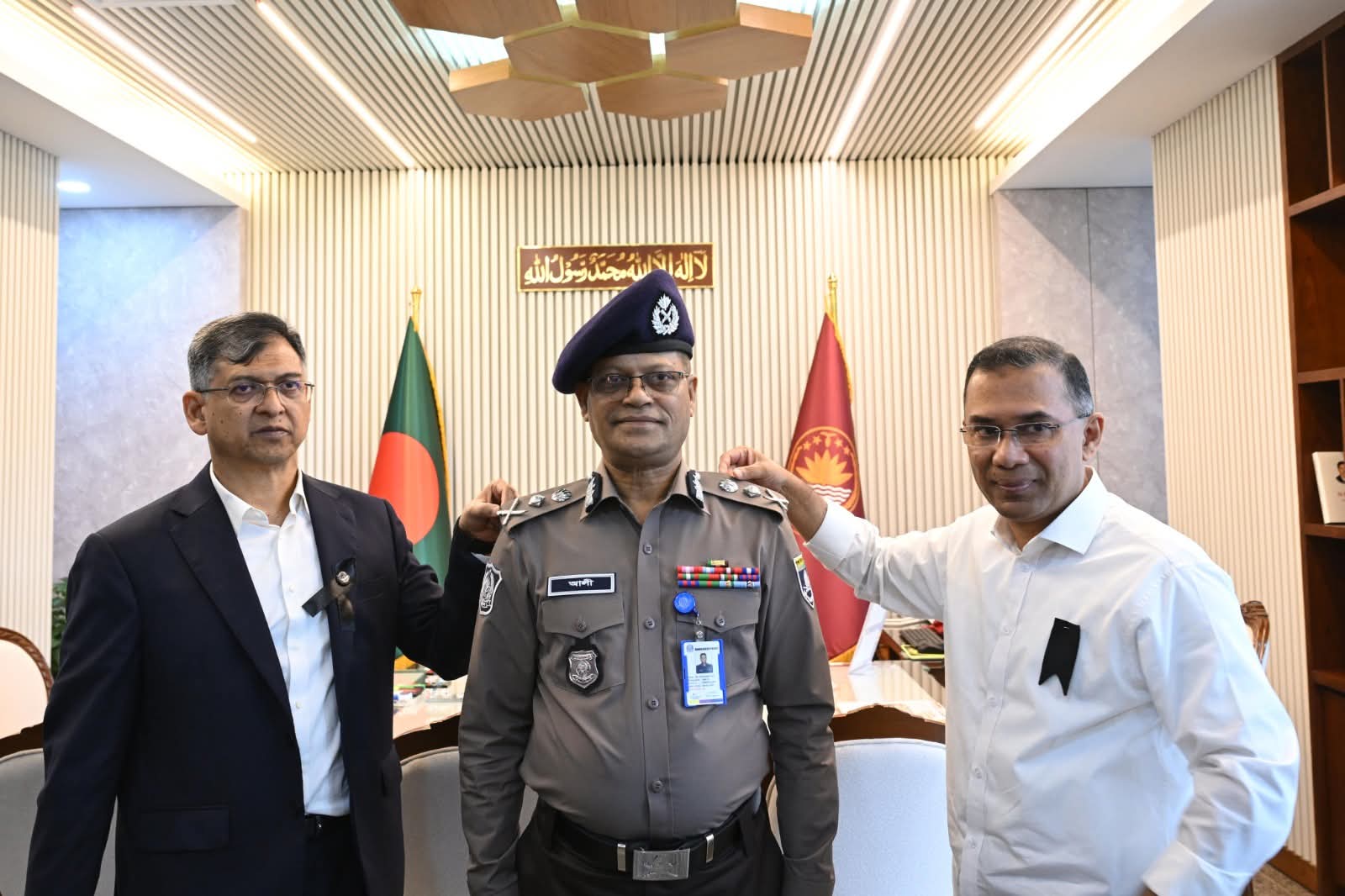 নবনিযুক্ত আইজিপি মোঃ আলী হোসেন ফকিরকে র‍্যাঙ্ক ব্যাজ পরিয়ে দিলেন মাননীয় প্রধানমন্ত্রী তারেক রহমান