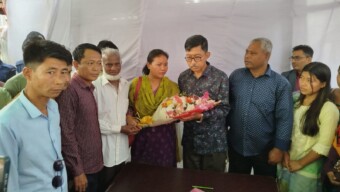 পার্বত্য চট্টগ্রাম বিষয়ক মন্ত্রণালয়ের পূর্ণ মন্ত্রী নিযুক্ত হওয়ায় দীপেন দেওয়ানকে জুঁই চাকমার ফুলেল শুভেচ্ছা