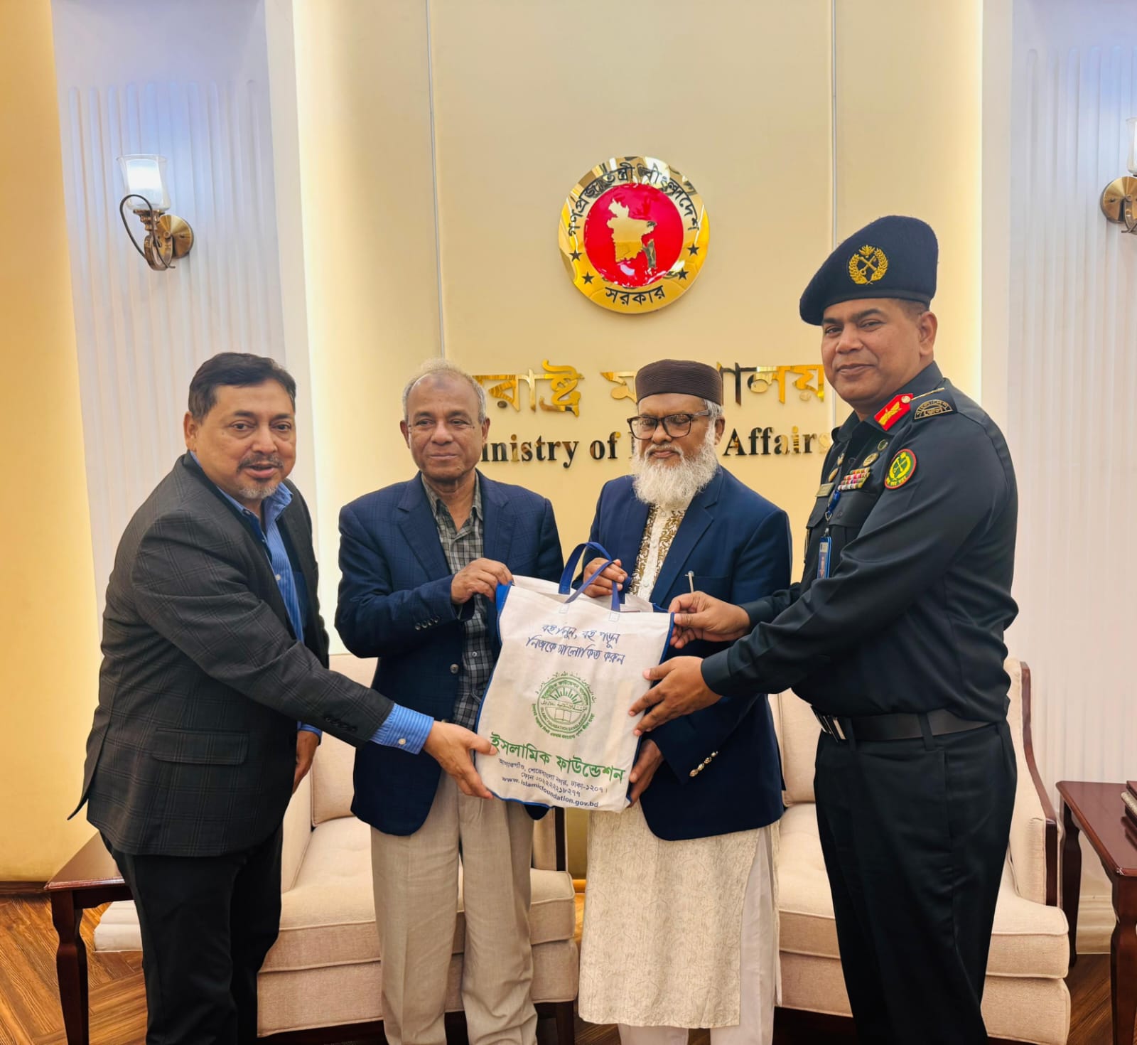 কারাগারের জন্য ১৩ হাজার ধর্মীয় বই দিলেন ধর্ম উপদেষ্টা