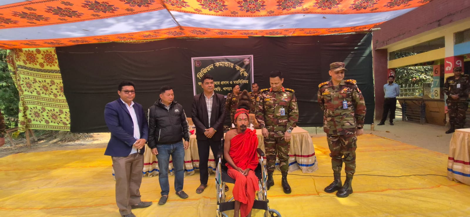 পাহাড়ের দুর্গম জনপদে সেনাবাহিনীর মানবিক সহায়তা