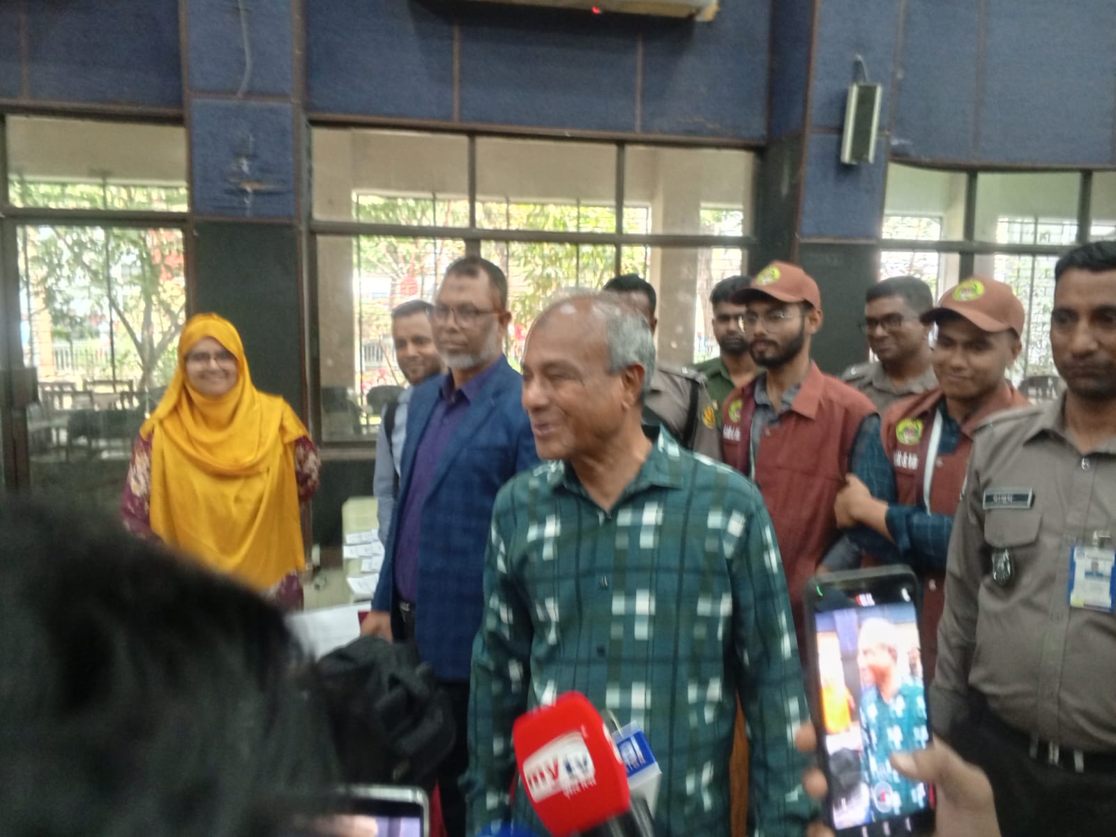 স্বরাষ্ট্র উপদেষ্টার পুলিশ হেডকোয়ার্টার্সের অপারেশন কন্ট্রোল রুম ও ডিএমপি’র থানা পরিদর্শন