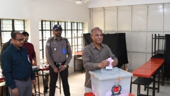 জাতীয় নির্বাচনে ভোট দিলেন স্বরাষ্ট্র উপদেষ্টা