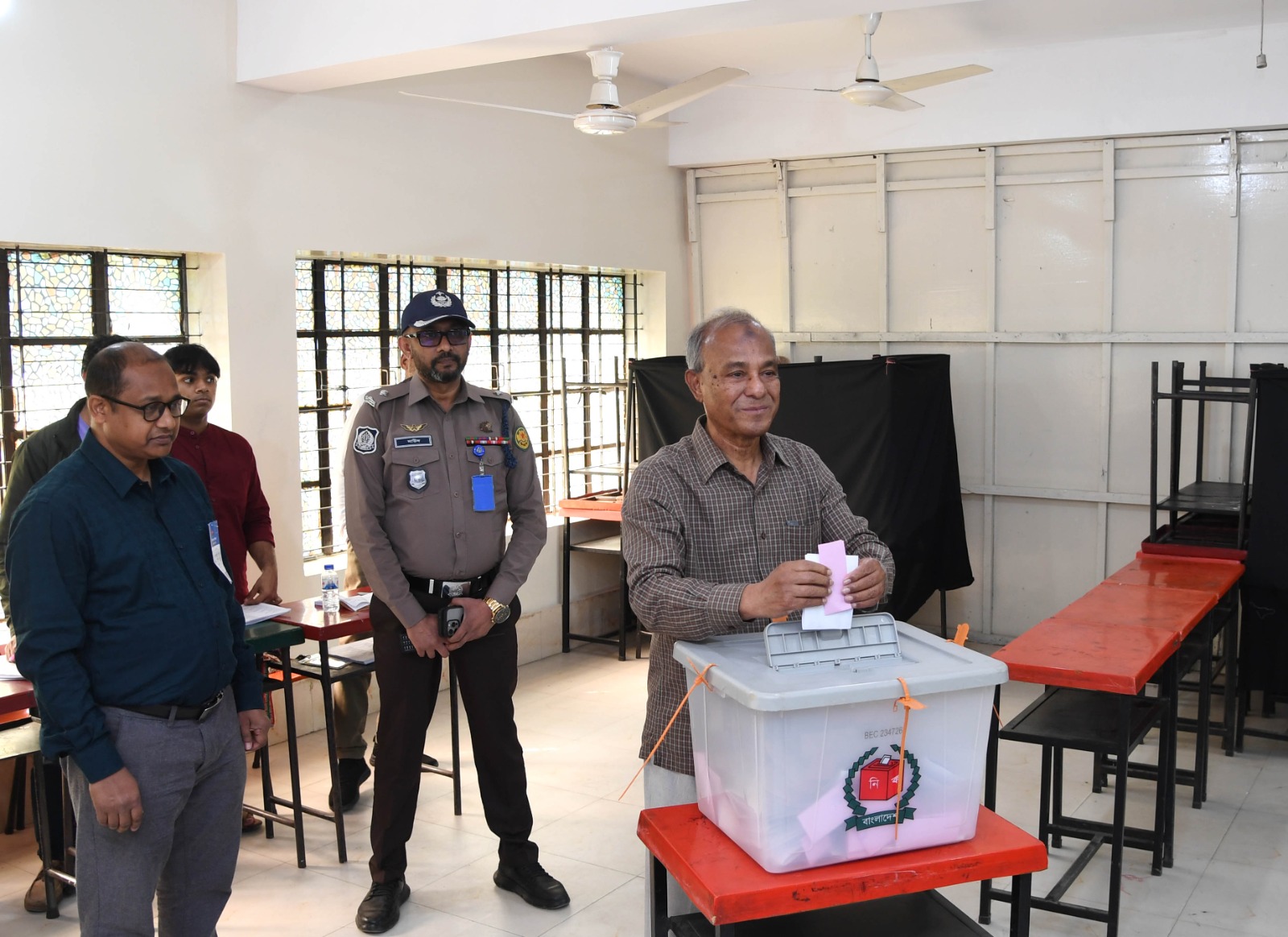 জাতীয় নির্বাচনে ভোট দিলেন স্বরাষ্ট্র উপদেষ্টা