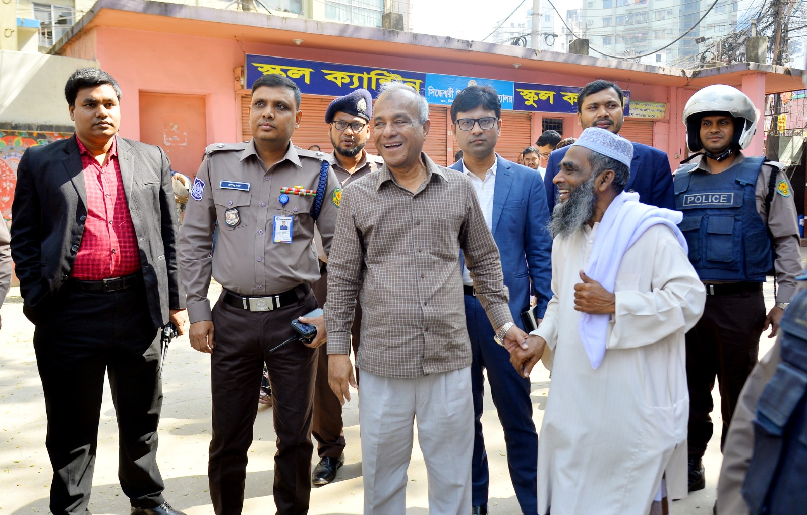 রাজধানীর বিভিন্ন ভোটকেন্দ্র পরিদর্শনে স্বরাষ্ট্র উপদেষ্টা