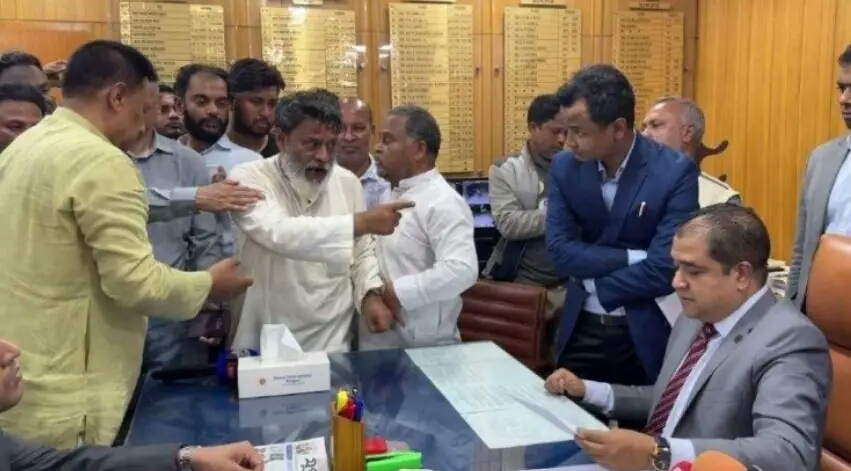 রংপুর ৩, ৪ ও ৬ আসনের পরাজিত বিএনপির প্রার্থীরা নেতাকর্মীদের নিয়ে ডিসি অফিস ঘেরাও ভোট গননার দাবিতে