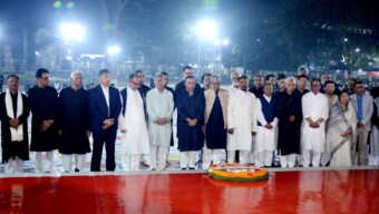 মহান শহিদ দিবস ও আন্তর্জাতিক মাতৃভাষা দিবস উপলক্ষ্যে প্রধানমন্ত্রী তারেক রহমান একুশের প্রথম প্রহরে ঢাকায় কেন্দ্রীয় শহিদ মিনারে পুষ্পস্তবক অর্পণ করে ভাষা শহিদদের প্রতি শ্রদ্ধা জানান। এসময় স্বরাষ্ট্রমন্ত্রী সালাহউদ্দিন আহমদ সহ মন্ত্রিপরিষদের সদস্যবৃন্দ উপস্থিত ছিলেন। (শনিবার, ২১ ফেব্রুয়ারি ২০২৬)