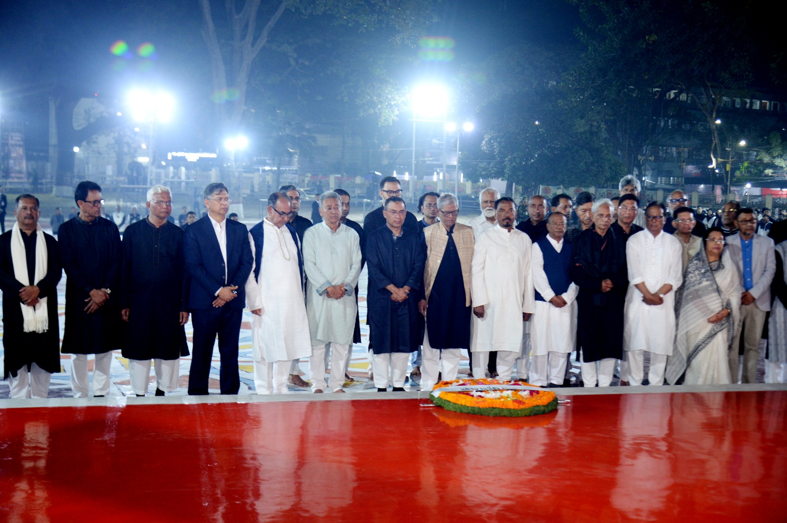 মহান শহিদ দিবস ও আন্তর্জাতিক মাতৃভাষা দিবস উপলক্ষ্যে প্রধানমন্ত্রী তারেক রহমান একুশের প্রথম প্রহরে ঢাকায় কেন্দ্রীয় শহিদ মিনারে পুষ্পস্তবক অর্পণ করে ভাষা শহিদদের প্রতি শ্রদ্ধা জানান। এসময় স্বরাষ্ট্রমন্ত্রী সালাহউদ্দিন আহমদ সহ মন্ত্রিপরিষদের সদস্যবৃন্দ উপস্থিত ছিলেন। (শনিবার, ২১ ফেব্রুয়ারি ২০২৬)