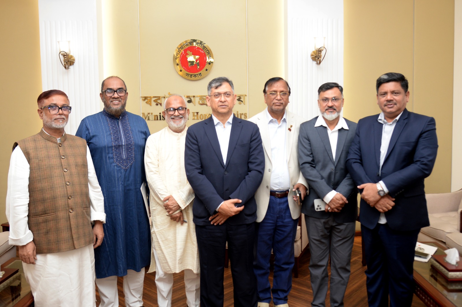 স্বরাষ্ট্রমন্ত্রীর সঙ্গে নবনিযুক্ত ছয় সিটি প্রশাসকের সৌজন্য সাক্ষাৎ
