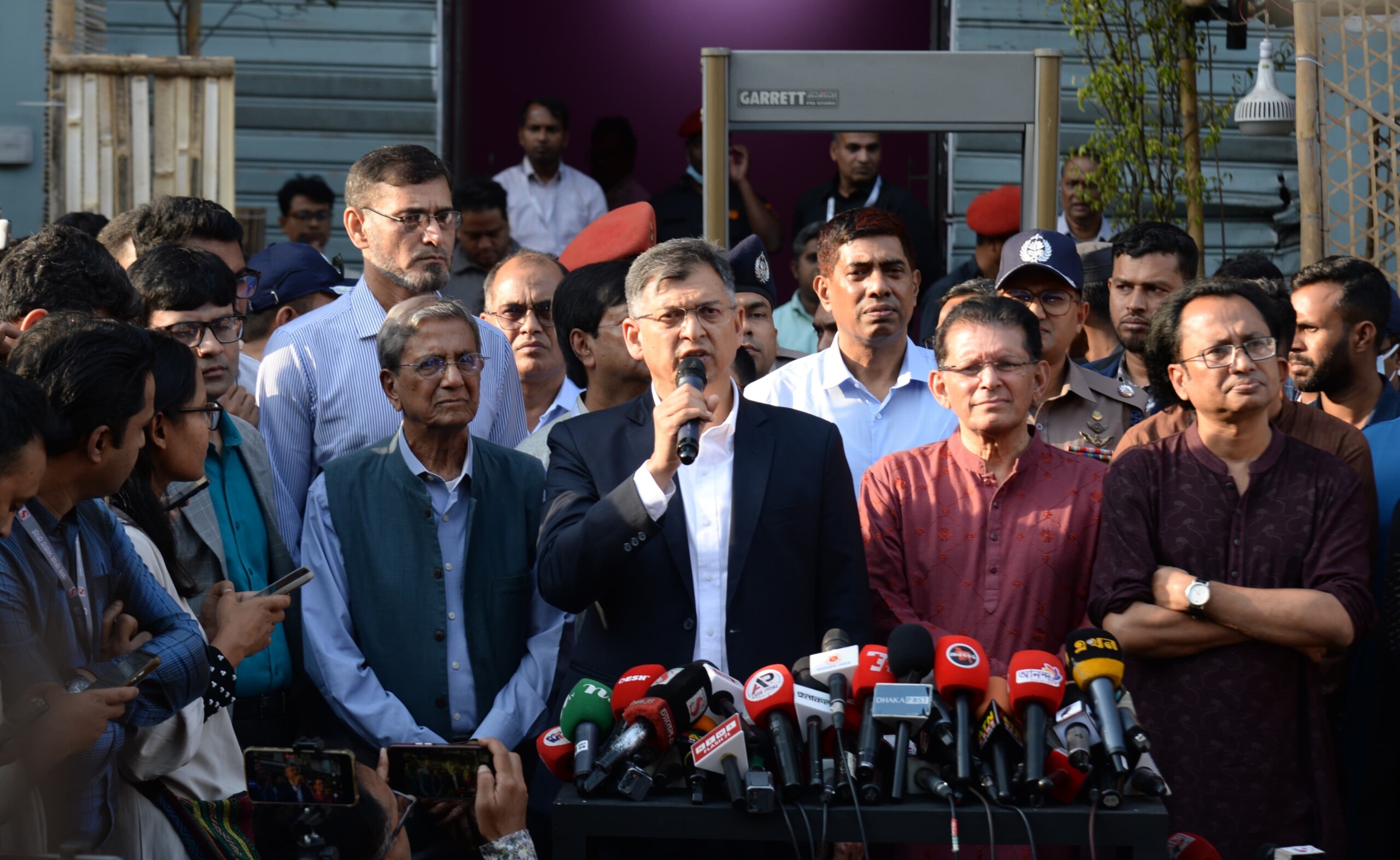 প্রথম আলো ও ডেইলি স্টারের ওপর হামলার ঘটনায় দুই মাসের মধ্যে চার্জশিট দাখিলের নির্দেশ স্বরাষ্ট্রমন্ত্রীর
