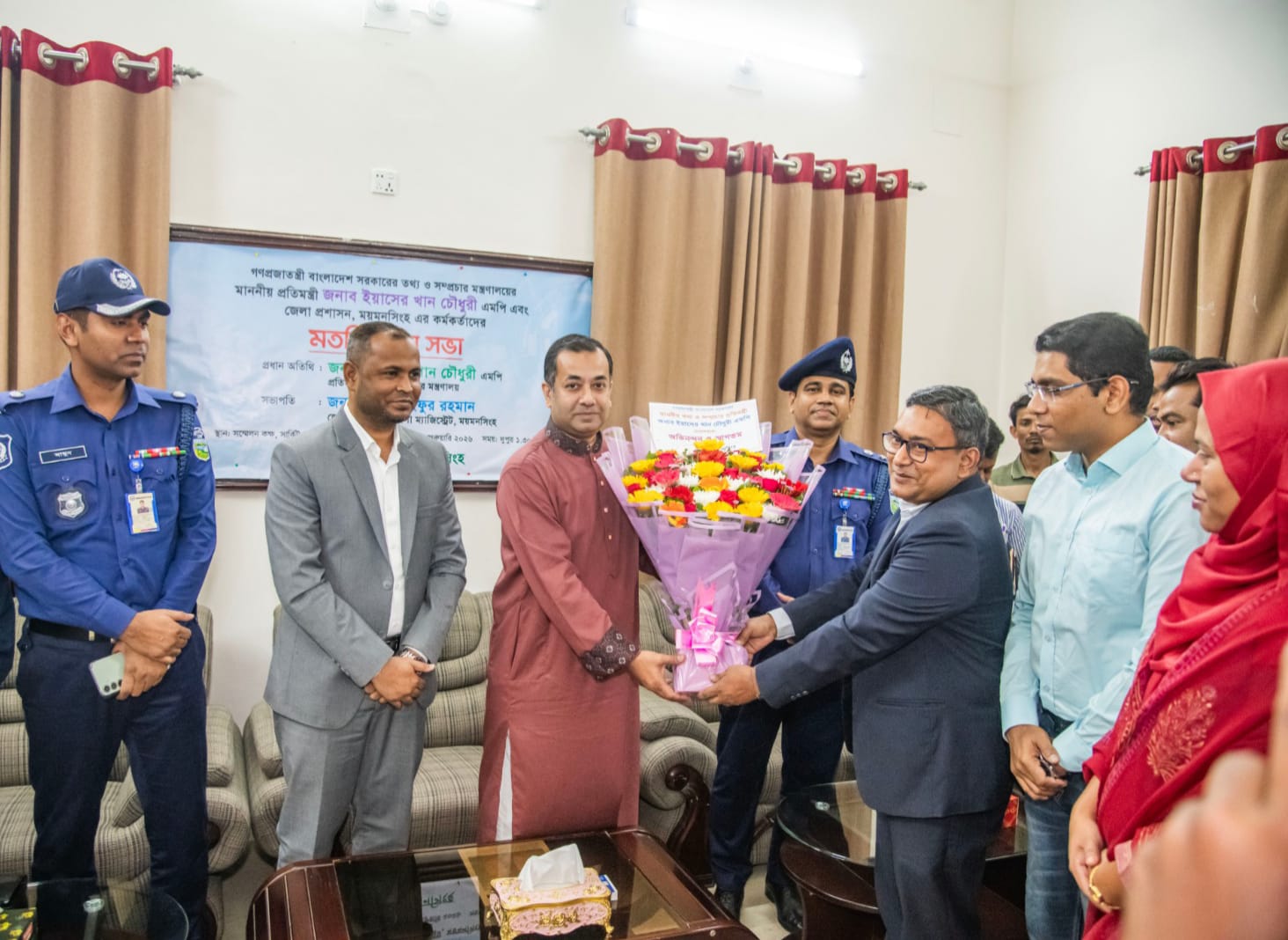 তথ্য প্রতিমন্ত্রীর কাছে ময়মনসিংহ বিভাগীয় তথ্য কমপ্লেক্সের অগ্রগতি প্রতিবেদন হস্তান্তর