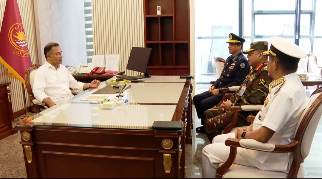 মাননীয় প্রধানমন্ত্রী তারেক রহমানের সঙ্গে সেনা, নৌ ও বিমানবাহিনী প্রধানগণ সাক্ষাৎ করেন