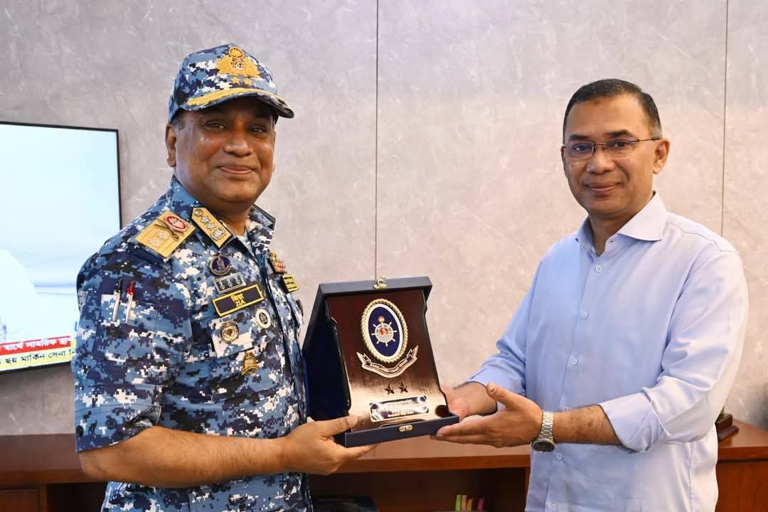 আজ ৩ মার্চ ২০২৬, মঙ্গলবার বাংলাদেশ সচিবালয়ের মন্ত্রিপরিষদ বিভাগে মাননীয় প্রধানমন্ত্রী জনাব তারেক রহমানের সঙ্গে বাংলাদেশ কোস্ট গার্ডের মহাপরিচালক রিয়ার অ্যাডমিরাল মো. জিয়াউল হক সৌজন্য সাক্ষাৎ করেন