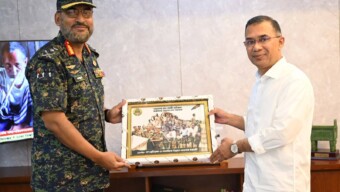 আজ ০৪ মার্চ ২০২৬, বুধবার বাংলাদেশ সচিবালয়ের মন্ত্রিপরিষদ বিভাগে মাননীয় প্রধানমন্ত্রী জনাব তারেক রহমানের সঙ্গে বাংলাদেশ আনসার ও গ্রাম প্রতিরক্ষা বাহিনীর মহাপরিচালক মেজর জেনারেল আবদুল মোতালেব সাজ্জাদ মাহমুদ সৌজন্য সাক্ষাৎ করেন