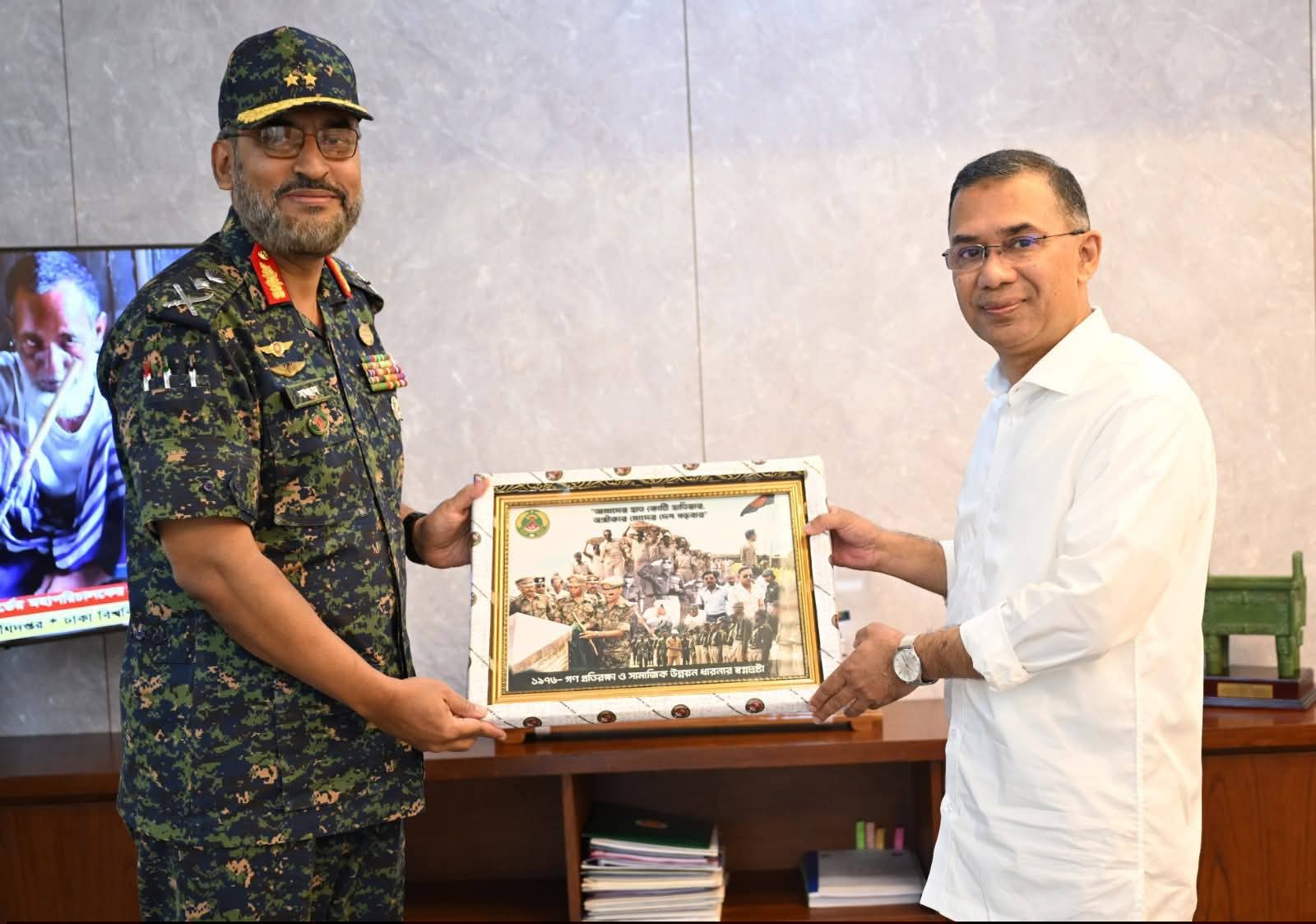 আজ ০৪ মার্চ ২০২৬, বুধবার বাংলাদেশ সচিবালয়ের মন্ত্রিপরিষদ বিভাগে মাননীয় প্রধানমন্ত্রী জনাব তারেক রহমানের সঙ্গে বাংলাদেশ আনসার ও গ্রাম প্রতিরক্ষা বাহিনীর মহাপরিচালক মেজর জেনারেল আবদুল মোতালেব সাজ্জাদ মাহমুদ সৌজন্য সাক্ষাৎ করেন