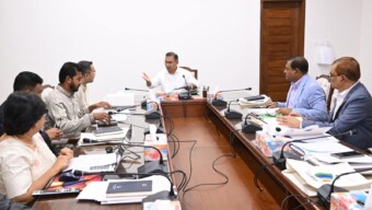 আজ ০৫ মার্চ ২০২৬, বৃহস্পতিবার বাংলাদেশ সচিবালয়ের মন্ত্রিপরিষদ বিভাগের সম্মেলন কক্ষে মাননীয় প্রধানমন্ত্রী জনাব তারেক রহমানের সভাপতিত্বে দক্ষতা বিষয়ক সরকারি সনদায়ন প্রমিতকরণে গঠিত কমিটির কার্যক্রমের সর্বশেষ অগ্রগতি পর্যালোচনা সভা অনুষ্ঠিত হয়।