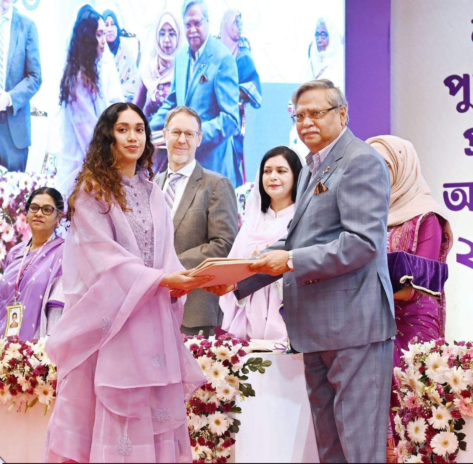 গণতন্ত্রের অগ্রযাত্রায় ‘শ্রেষ্ঠ অদম্য নারী’ সম্মাননায় ভূষিত হলেন দেশনেত্রী বেগম খালেদা জিয়া