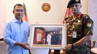 প্রধানমন্ত্রী তারেক রহমানের সাথে আজ ঢাকায় সচিবালয়ে মন্ত্রিপরিষদ বিভাগে তাঁর অফিসকক্ষে (সোমবার, ৯ মার্চ ২০২৬)বাংলাদেশ রপ্তানি প্রক্রিয়াকরণ এলাকা কর্তৃপক্ষের নির্বাহী চেয়ারম্যান মেজর জেনারেল মোহাম্মদ মোয়াজ্জেম হোসেন সাক্ষাৎকালে উপহার তুলে দেন
