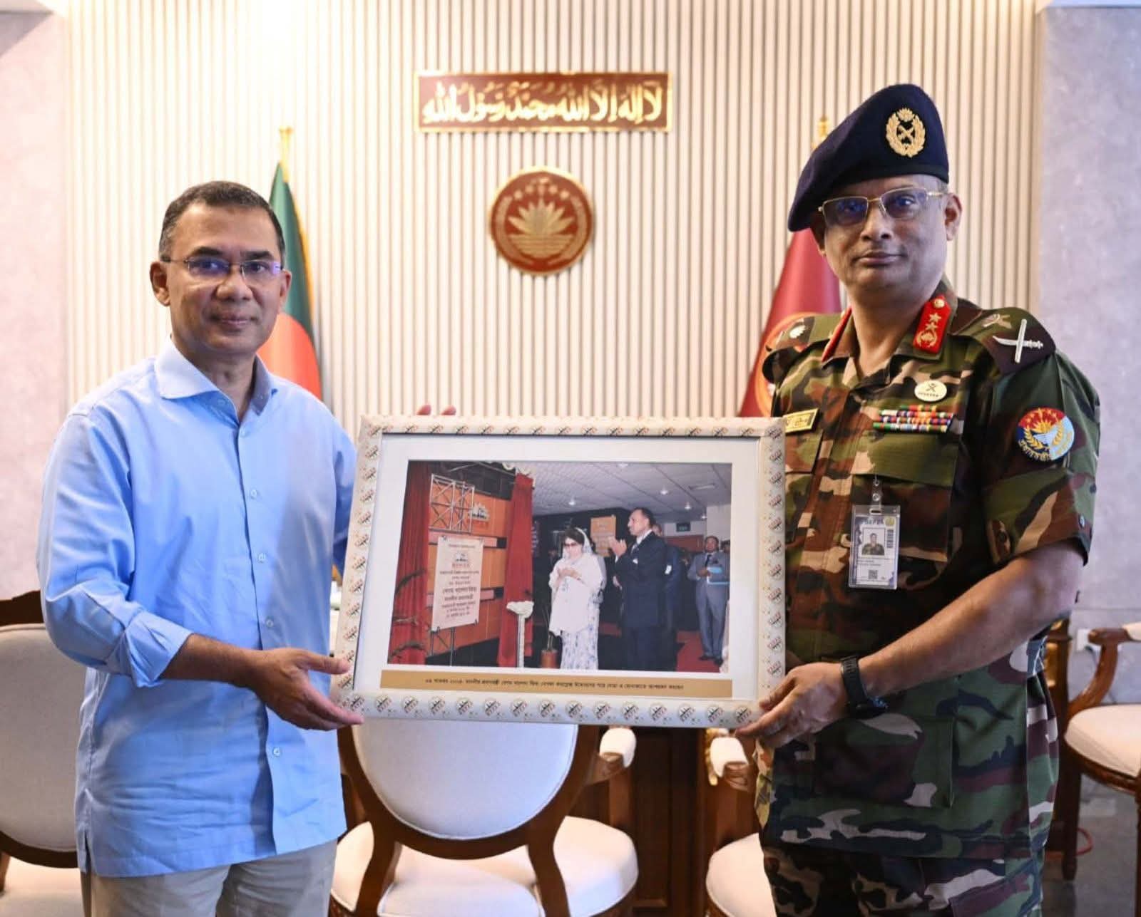 প্রধানমন্ত্রী তারেক রহমানের সাথে আজ ঢাকায় সচিবালয়ে মন্ত্রিপরিষদ বিভাগে তাঁর অফিসকক্ষে (সোমবার, ৯ মার্চ ২০২৬)বাংলাদেশ রপ্তানি প্রক্রিয়াকরণ এলাকা কর্তৃপক্ষের নির্বাহী চেয়ারম্যান মেজর জেনারেল মোহাম্মদ মোয়াজ্জেম হোসেন সাক্ষাৎকালে উপহার তুলে দেন