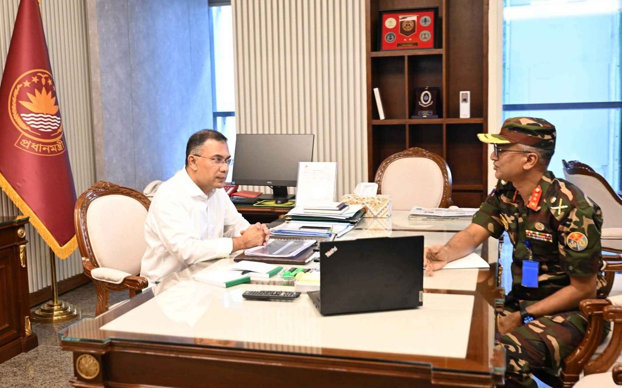 প্রধানমন্ত্রী তারেক রহমানের সাথে আজ বাংলাদেশ সচিবালয়ে মন্ত্রিপরিষদ বিভাগে তাঁর অফিসকক্ষে জাতীয় টেলিযোগাযোগ পর্যবেক্ষণ কেন্দ্রের (এনটিএমসি) মহাপরিচালক মেজর জেনারেল মোহাম্মদ ওসমান সরোয়ার (মঙ্গলবার, ১০ মার্চ ২০২৬)সাক্ষাৎ করেন