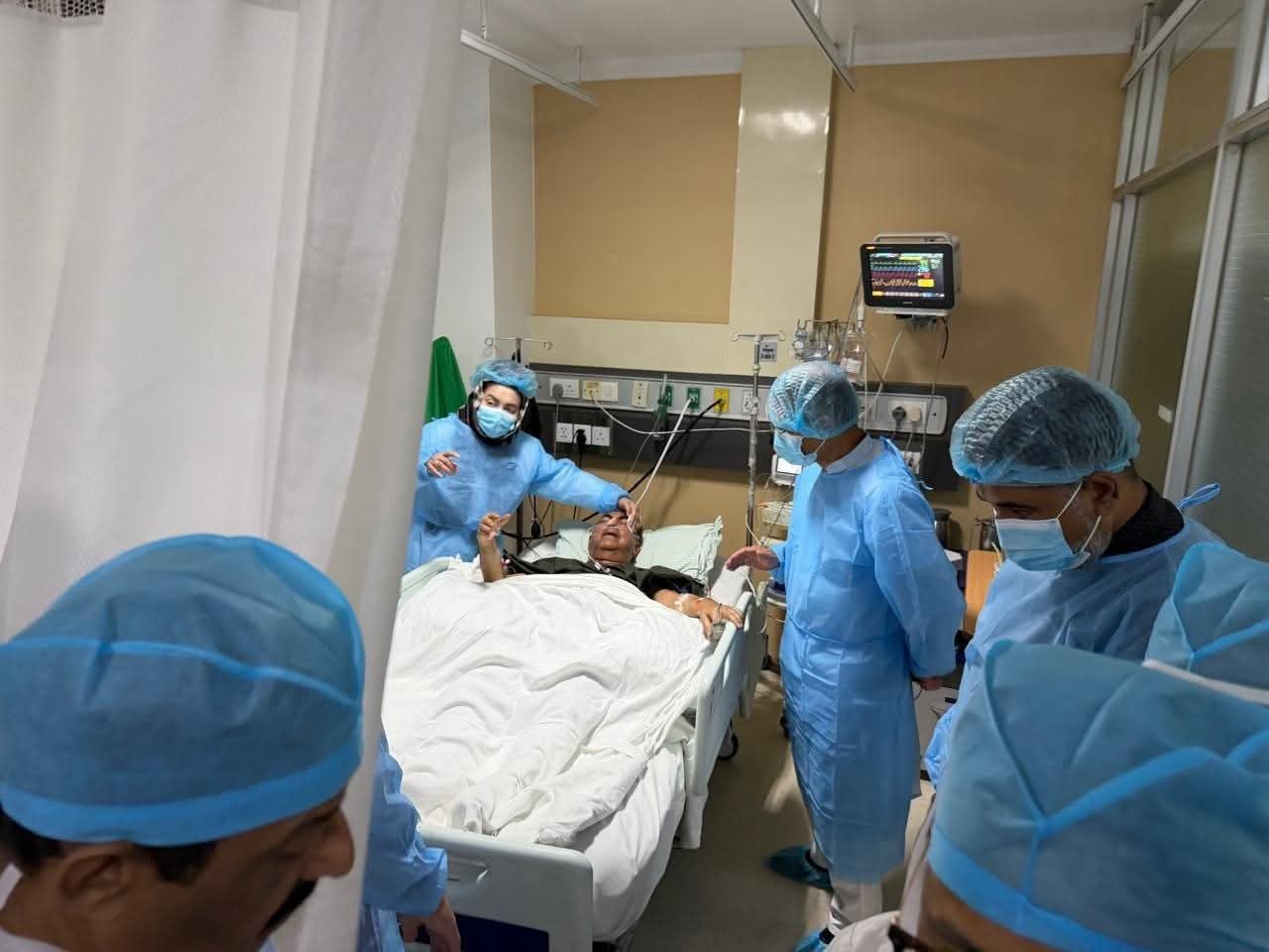 এভারকেয়ারে মির্জা আব্বাসকে দেখতে গেলেন প্রধানমন্ত্রী তারেক রহমান; দ্রুত সিঙ্গাপুর নেওয়ার নির্দেশ