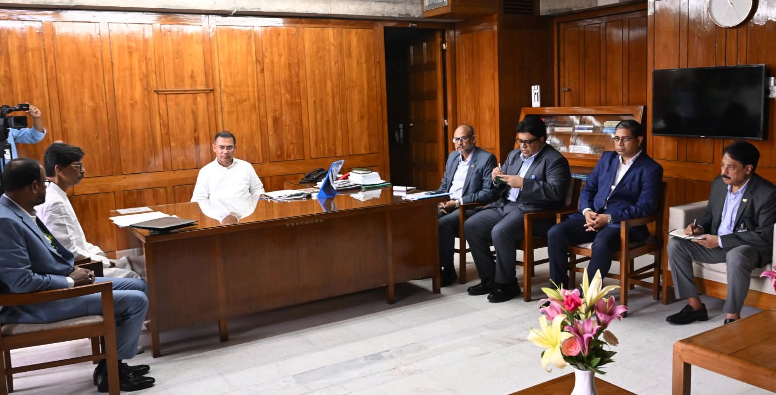আজ ১৫ মার্চ ২০২৬, রবিবার বাংলাদেশ জাতীয় সংসদ সচিবালয়ে মাননীয় প্রধানমন্ত্রী তারেক রহমানের সভাপতিত্বে ‘ফার্মার্স কার্ড’ চালুর বিষয়ে গঠিত কমিটির কার্যক্রমের সর্বশেষ অগ্রগতি পর্যালোচনা সভা অনুষ্ঠিত হয়।