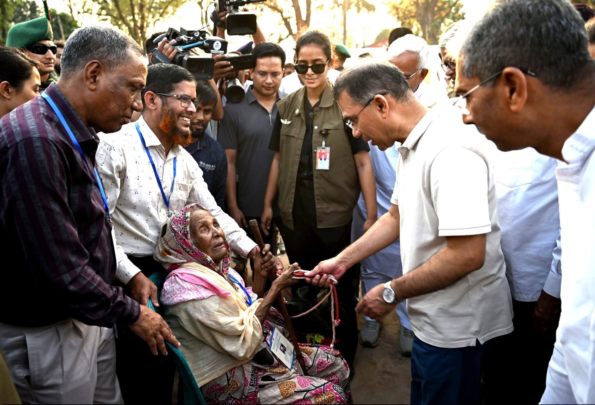 আজ ১৬ মার্চ ২০২৬, সোমবার দিনাজপুর জেলা প্রশাসন ও সমাজসেবা অধিদপ্তর আয়োজিত ভিক্ষাবৃত্তিতে নিয়োজিত জনগোষ্ঠীর পুনর্বাসন ও বিকল্প কর্মসংস্থান কর্মসূচির আওতায় তাদের মাঝে ব্ল‍্যাক বেঙ্গল ছাগল বিতরণ করেন মাননীয় প্রধানমন্ত্রী তারেক রহমান
