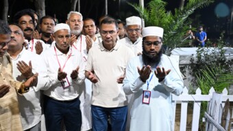 আজ ১৬ মার্চ ২০২৬, সোমবার দিনাজপুর উপশহরের শেখ ফরিদ মডেল কবরস্থানে মাননীয় প্রধানমন্ত্রী তারেক রহমান তাঁর নানা-নানী ও খালার কবর জিয়ারত করেন
