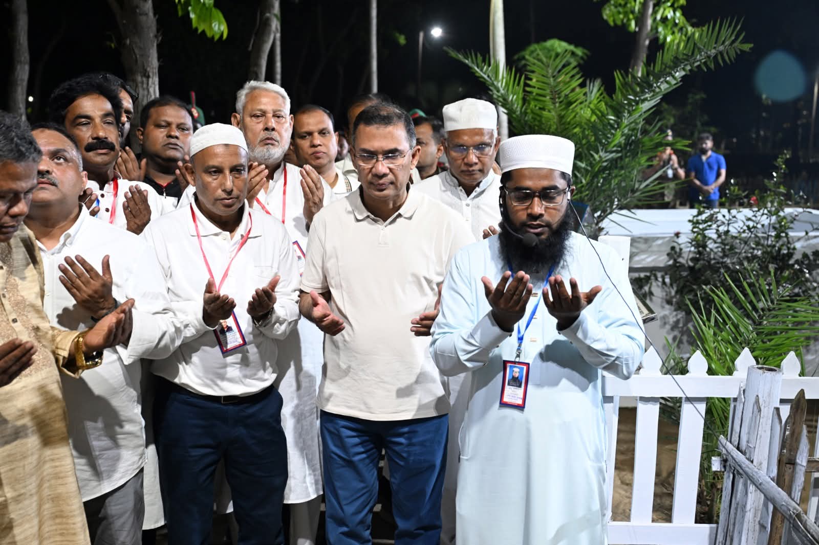 আজ ১৬ মার্চ ২০২৬, সোমবার দিনাজপুর উপশহরের শেখ ফরিদ মডেল কবরস্থানে মাননীয় প্রধানমন্ত্রী তারেক রহমান তাঁর নানা-নানী ও খালার কবর জিয়ারত করেন