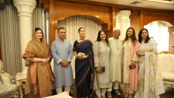 আজ ২১ মার্চ ২০২৬, শনিবার ঢাকায় রাষ্ট্রীয় অতিথি ভবন যমুনায় পবিত্র ঈদুল ফিতর উপলক্ষে বিভিন্ন শ্রেণী-পেশার মানুষ ও কূটনৈতিকদের সঙ্গে ঈদের শুভেচ্ছা বিনিময় করেন মাননীয় প্রধানমন্ত্রী তারেক রহমান