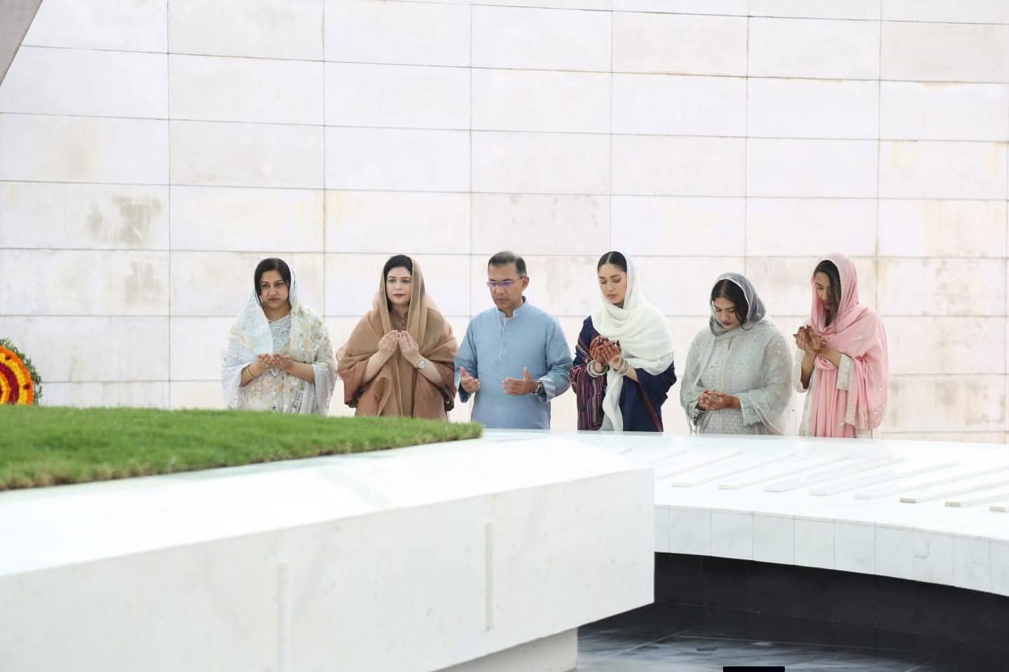 শেরেবাংলা নগরে শহীদ রাষ্ট্রপতি জিয়াউর রহমানের মাজার জিয়ারত করলেন মাননীয় প্রধানমন্ত্রী তারেক রহমান