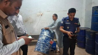 জামালপুরে তেল মজুদের দায়ে ফিলিং স্টেশনের ম্যানেজারকে ৫০ হাজার টাকা জরিমানা ও তেল বিতরণ নিশ্চিত