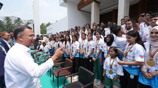 আন্তর্জাতিক পর্যায়ে সাফল্য অর্জনকারী ক্রীড়াবিদদের সঙ্গে শাপলা হল, প্রধানমন্ত্রীর কার্যালয়, ৩০ মার্চ ২০২৬, সোমবার ফটোসেশনে অংশ নেন মাননীয় প্রধানমন্ত্রী তারেক রহমান