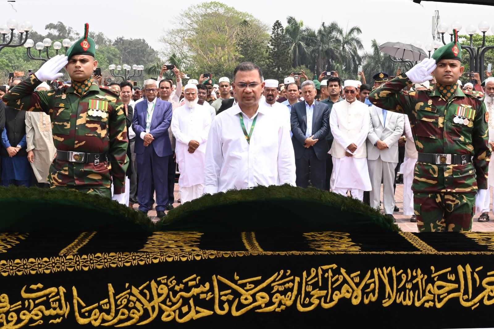 আজ ৩০ মার্চ ২০২৬, সোমবার ঢাকায় জাতীয় সংসদ ভবনের দক্ষিণ প্লাজায় বাংলাদেশ জাতীয় সংসদের স্পীকার মেজর (অব.) হাফিজ উদ্দিন আহমদ বীর বিক্রমের সহধর্মিণী মিসেস দিলারা হাফিজের নামাজে জানাযায় অংশনেন মাননীয় প্রধানমন্ত্রী তারেক রহমান