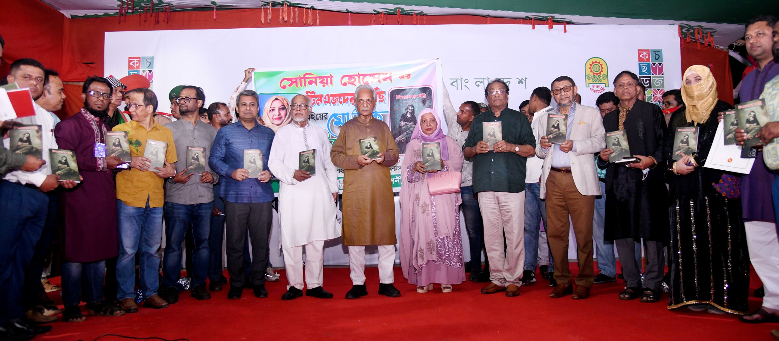 অমর একুশে বইমেলা পরিদর্শন ও নতুন বইয়ের মোড়ক উন্মোচন করলেন সংস্কৃতি বিষয়ক মন্ত্রণালয়ের মন্ত্রী ও প্রতিমন্ত্রী