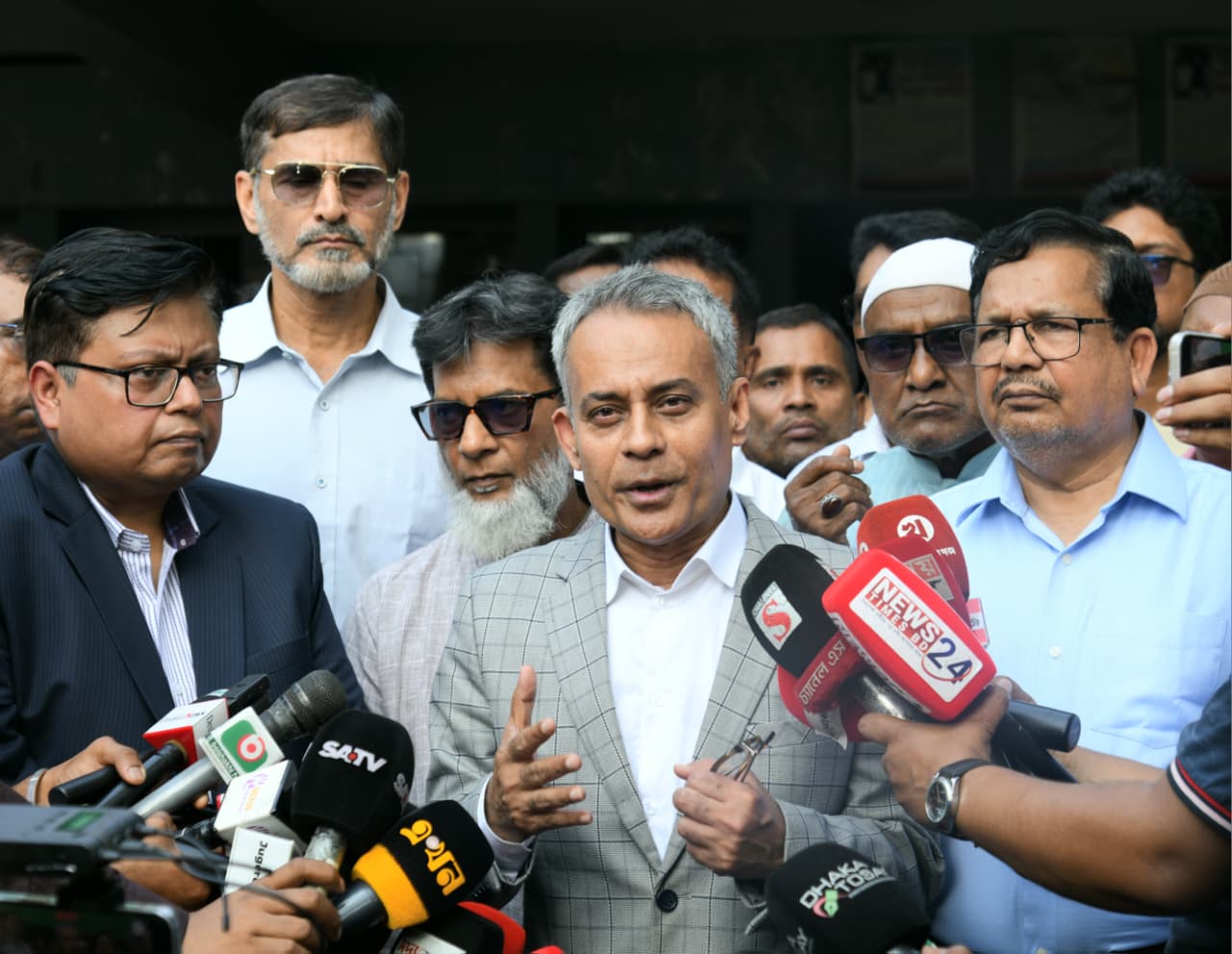 নিরাপদ ও স্বস্তিদায়ক ঈদযাত্রা নিশ্চিত করতে রাজধানীর বাস টার্মিনাল পরিদর্শনে সড়ক মন্ত্রী শেখ রবিউল আলম