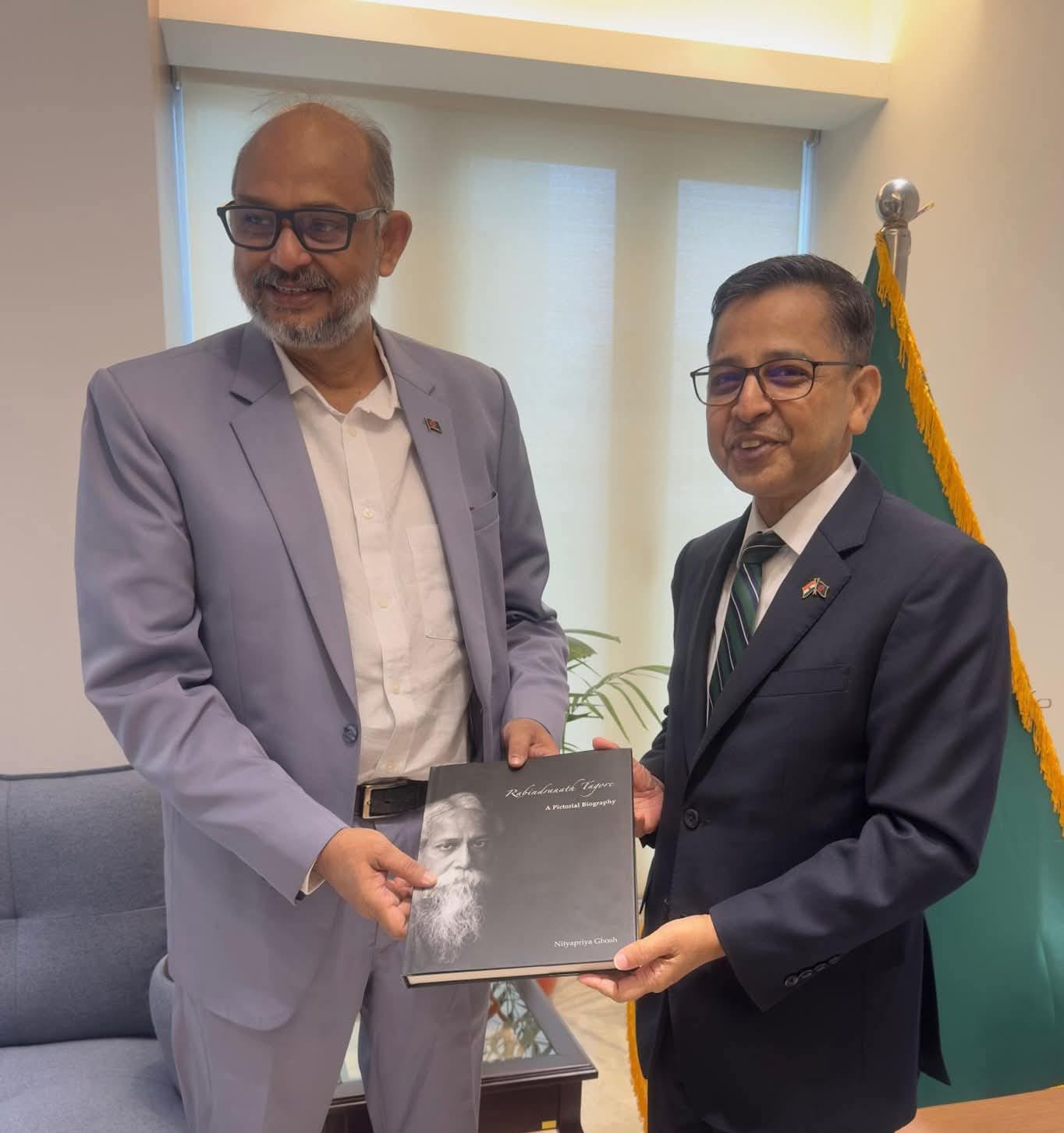 অর্থ ও পরিকল্পনা উপদেষ্টার সঙ্গে ভারতীয় হাইকমিশনার প্রণয় ভার্মার সৌজন্য সাক্ষাৎ